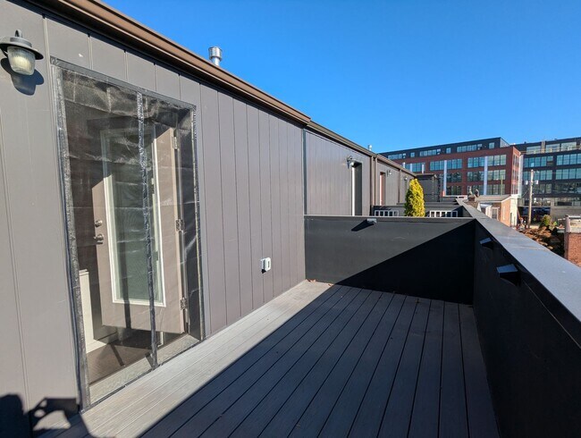 Building Photo - 3 Bedroom 2 Bathroom Single Family Home (L...