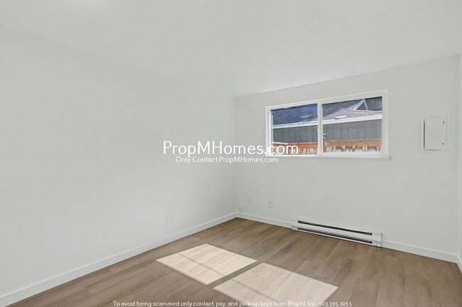 Building Photo - Updated Two Bedroom Duplex in Sellwood - Garage Included!