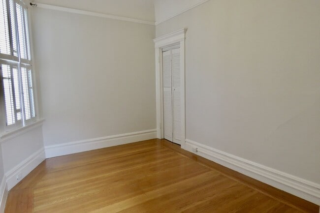 Building Photo - Huge and Beautiful Classic Top Floor Condo