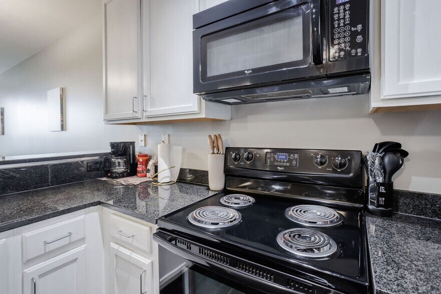 Building Photo - 121 E Freedom Way