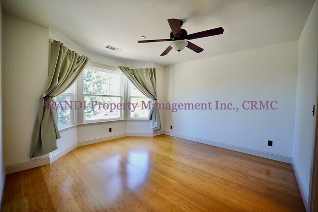 Building Photo - Gerstile Park Gem, With Upgraded Finishes ...