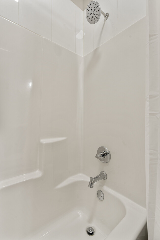 Hall Shower/Tub Combo - 109 E Thompson Ave