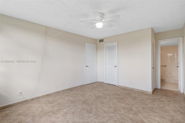 Building Photo - 9820 S Hollybrook Lake Dr