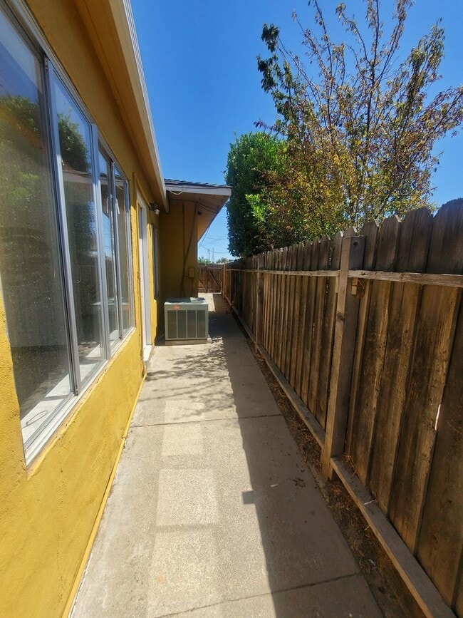 Building Photo - Single story 3/2 w/ large "extra" room & l...