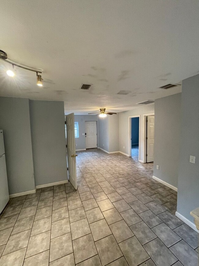 Building Photo - Open floor plan, four-bedroom two-bathroom with washer and dryer