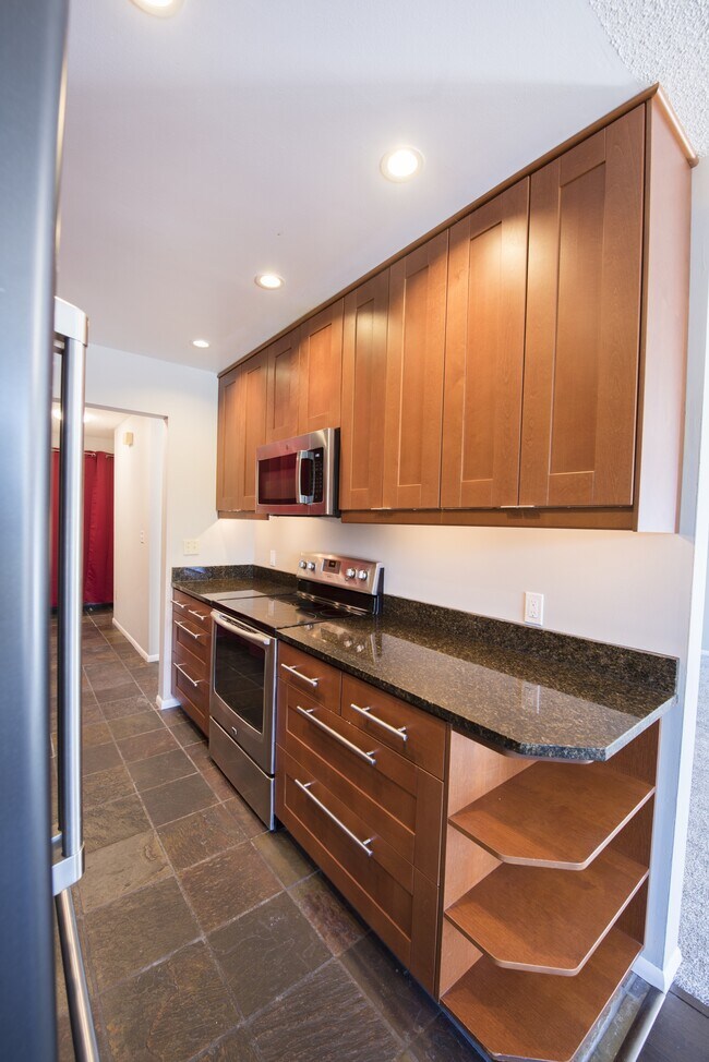 Building Photo - 2562 Thorndyke Ave W
