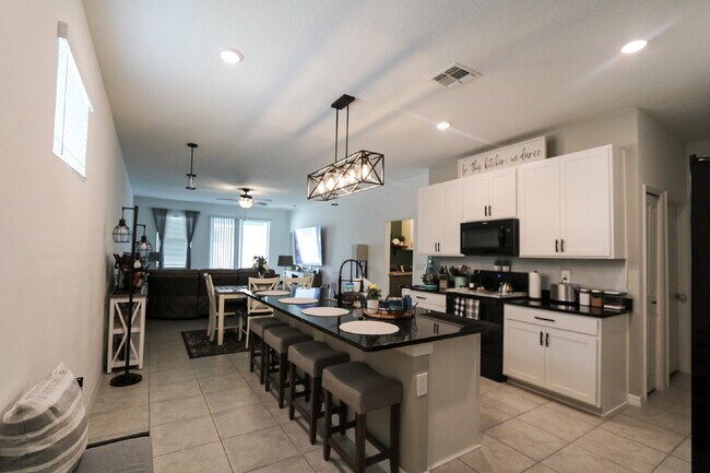 Building Photo - Stunning 4-Bedroom Home in South Fork with...