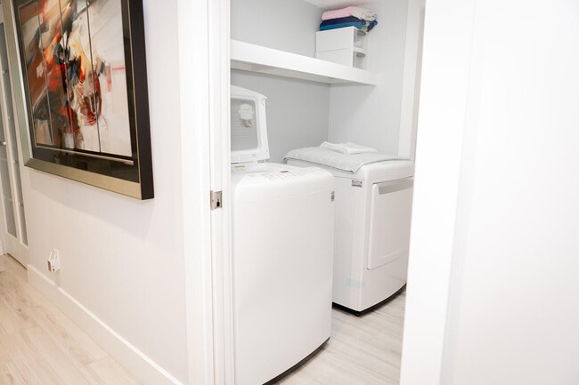 Building Photo - 5700 Coach House Cir