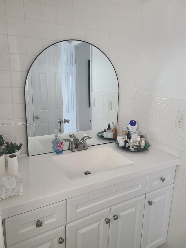 Building Photo - 1075 NE Miami Gardens Dr