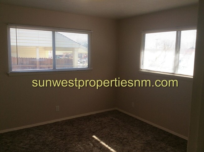 Building Photo - 3 Bedroom, 1.5 Bath House with 1 Car Garage and Fenced Backyard