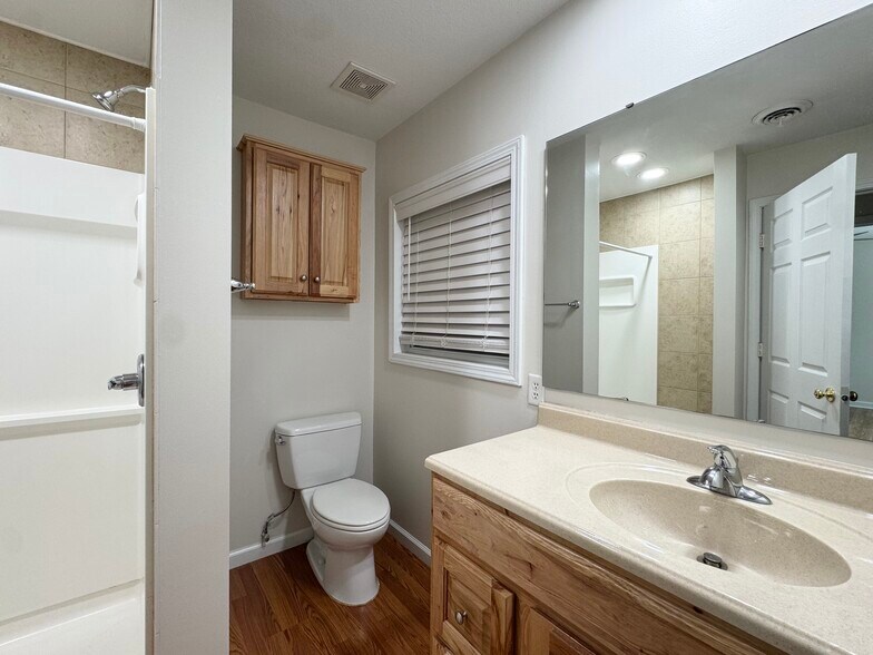 Building Photo - 517 Gillis St