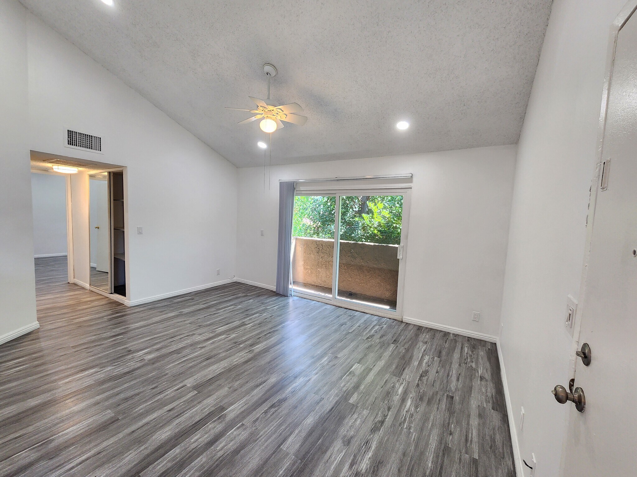 Building Photo - 13043 Vanowen St