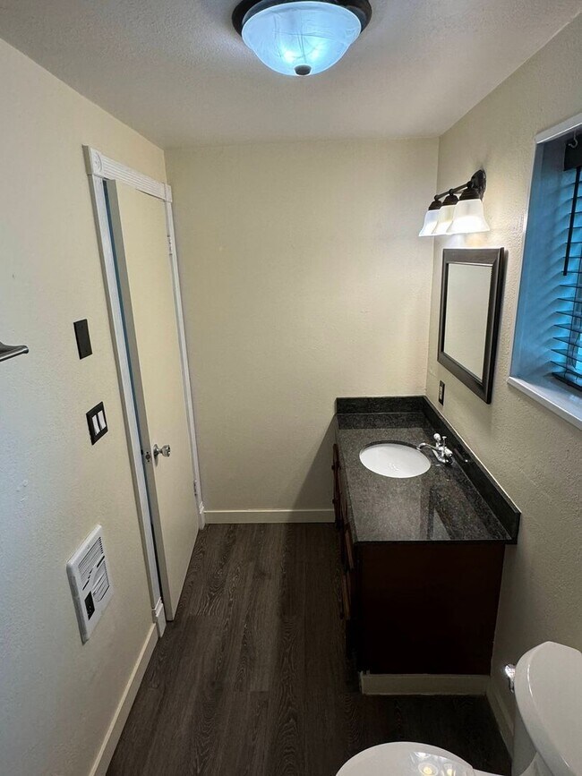 Building Photo - 2 Bedroom Off Coburg Rd.