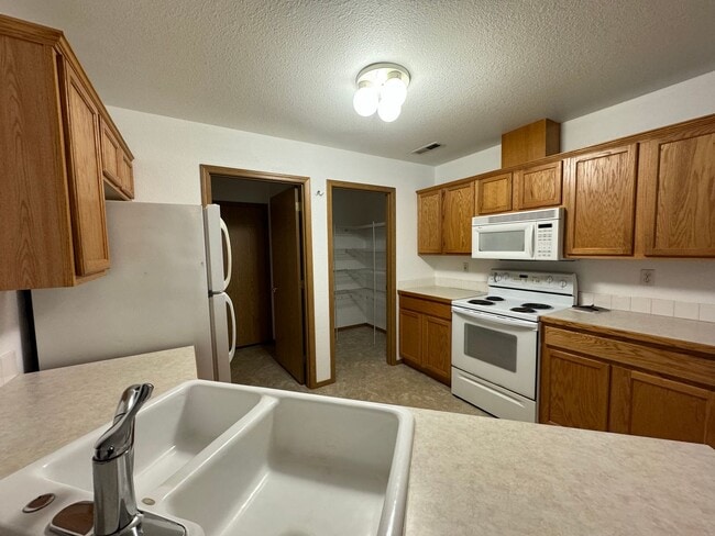 Building Photo - 2 bedroom 2 bathroom Roseburg Duplex