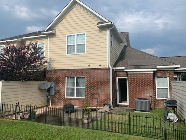 Building Photo - Townhouse  At West Park Place
