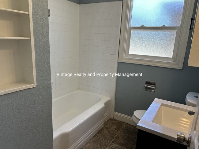 Building Photo - New On The Rental Market This Nice Single Story 3 Bedroom Home!!!