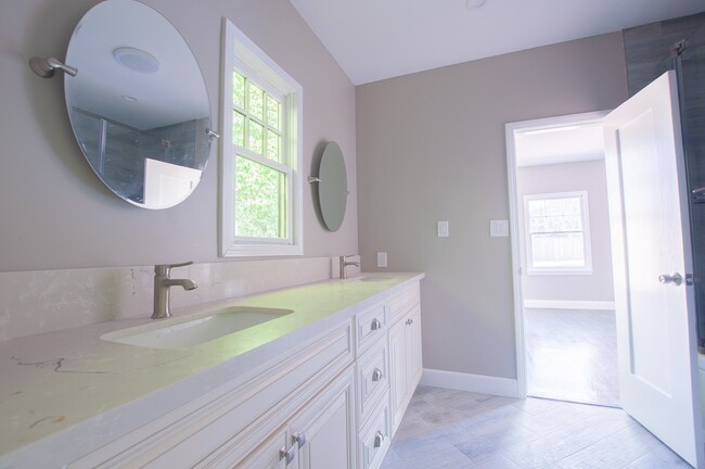 Building Photo - Amazing 3 bed 2.5 bath single family house...