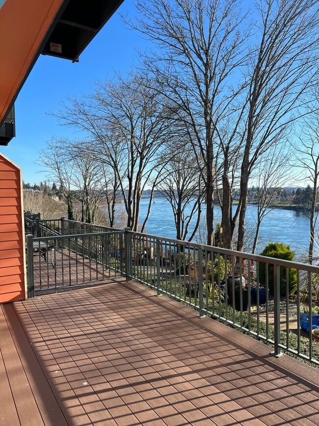 Building Photo - Townhome in Bremerton with beautiful view.