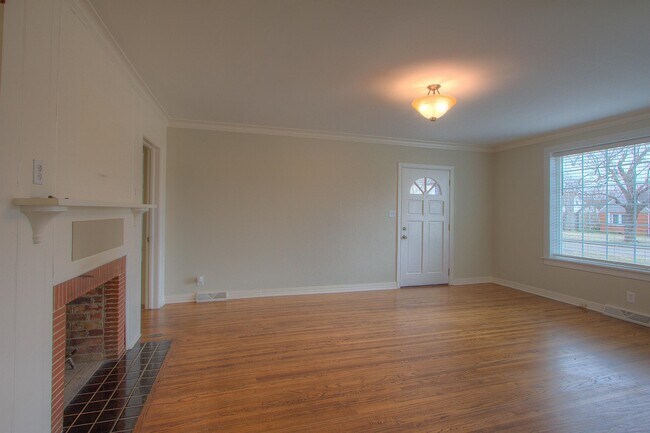 Building Photo - 1133 S Oswego Ave