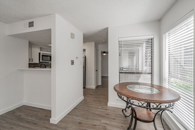 Building Photo - Updated 1-Bedroom Condo in Gated Community – Prime West 7th Location