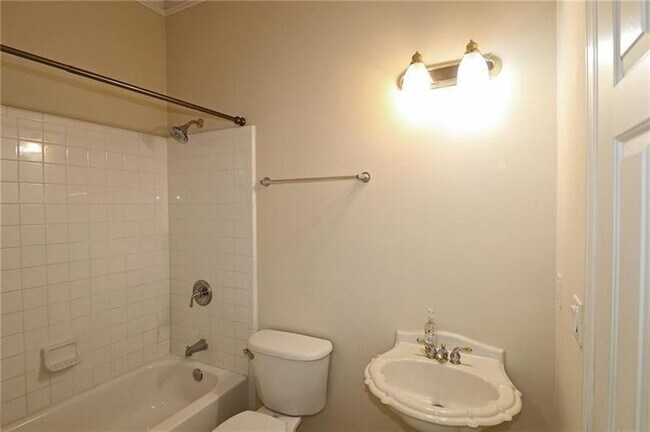 Building Photo - 1183 Dunwoody Village Dr