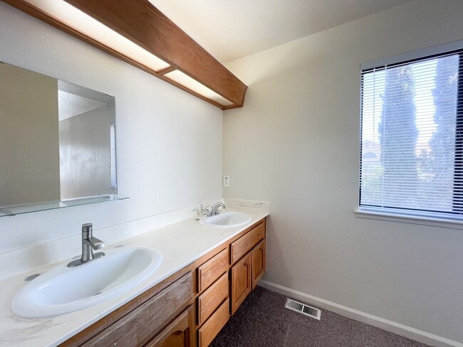 Building Photo - Newly Renovated 4 Bed, 3 Bath Home