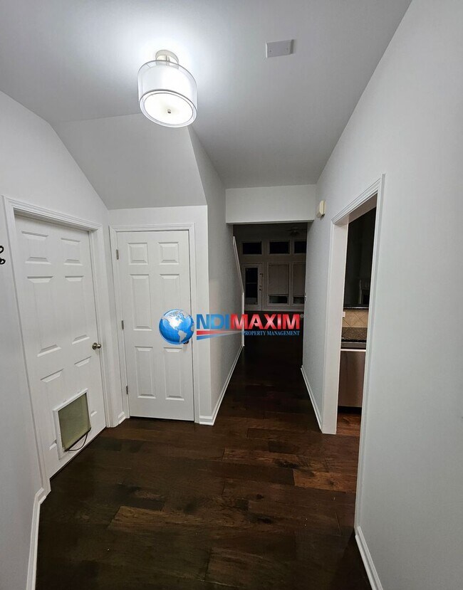 Building Photo - Spacious, open floor plan home in a very c...