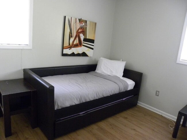 Building Photo - 322 Nelms Ave NE