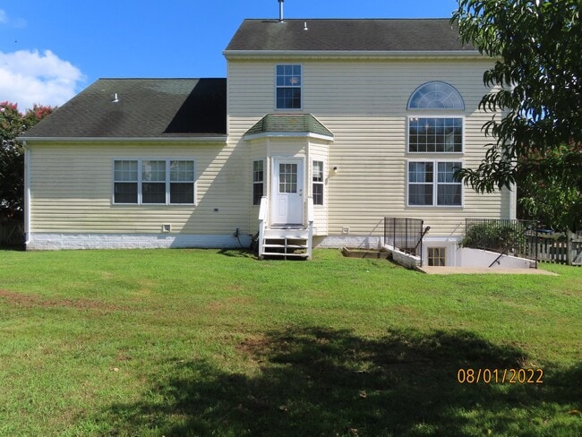 Building Photo - Hampton Oaks 4 BR Colonial with 1st Floor ...