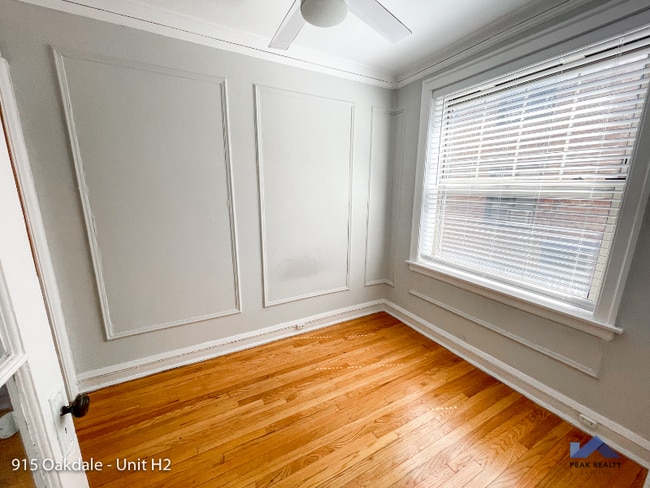 Building Photo - 915 W Oakdale Ave