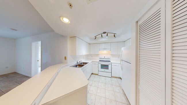 Building Photo - 2BD/2BA Dual Masters Condo w/ Lake Views!   *1st Floor & Gated Community*