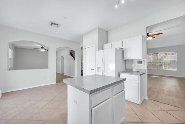 Building Photo - Nice 3/2.5 Home in East Orlando with 2-Car Garage