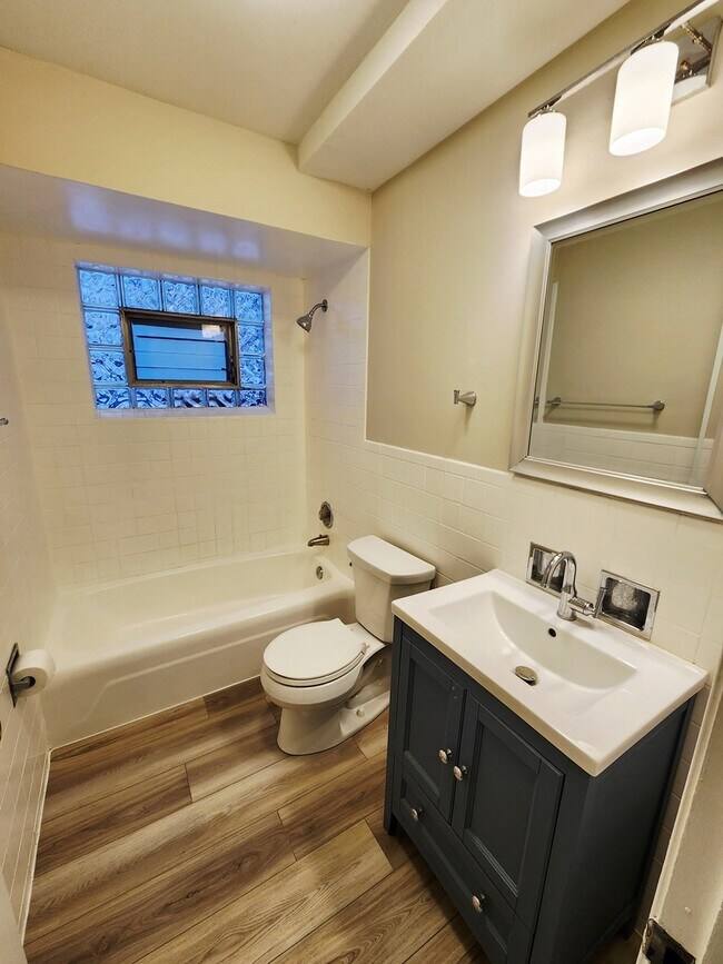 Building Photo - 424 Elgin Ave