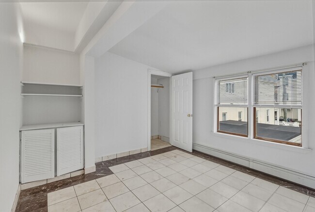 Building Photo - 571 Somerville Ave