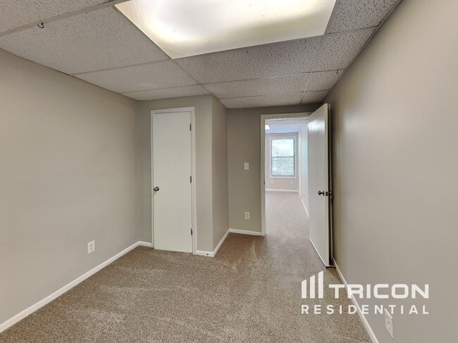 Building Photo - 5070 Ravenwood Dr