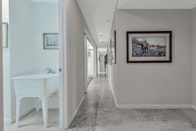 Building Photo - 1640 Presidential Way