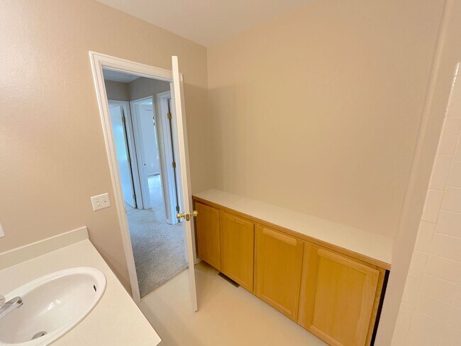 Building Photo - 4 Bedroom Home Available Near Constitution...