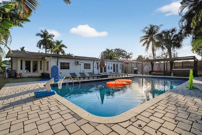 Building Photo - 2423 NE 202nd St