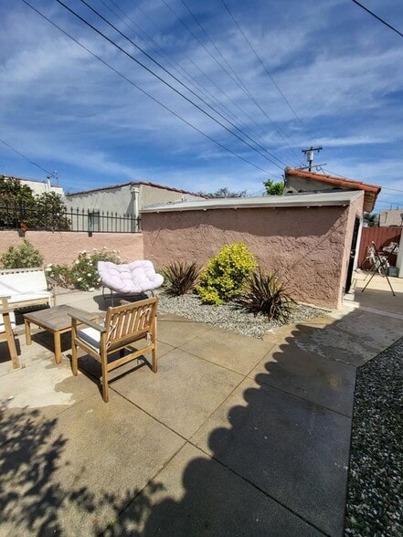 Building Photo - 1067 W 83rd St