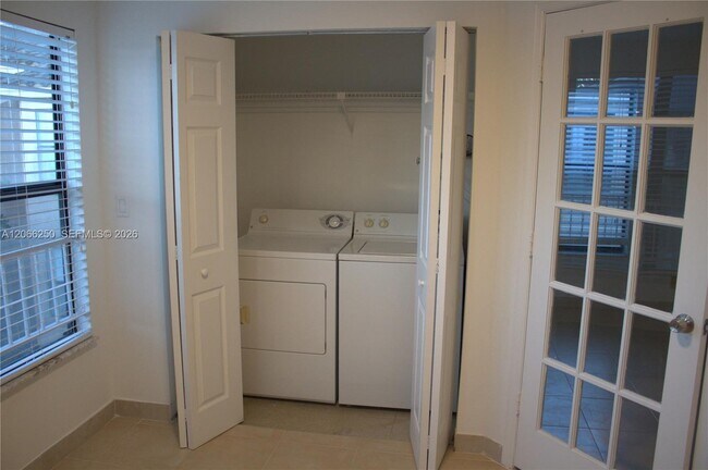 Building Photo - 2826 S University Dr