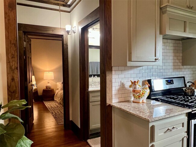 Building Photo - 1021 Louise St