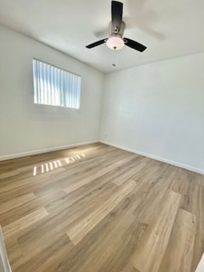 Building Photo - 4 bed 3, bath with connected guest house