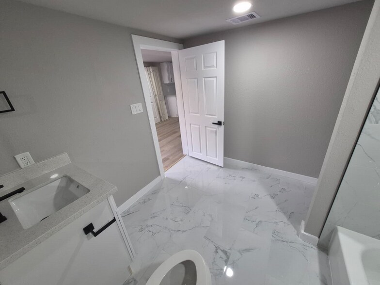 Building Photo - 2209 Gano St