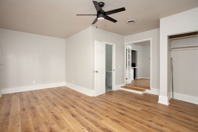 Building Photo - Fully updated Sunrise Home