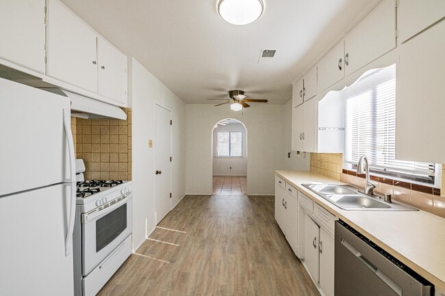 Building Photo - 624 Adams St NE