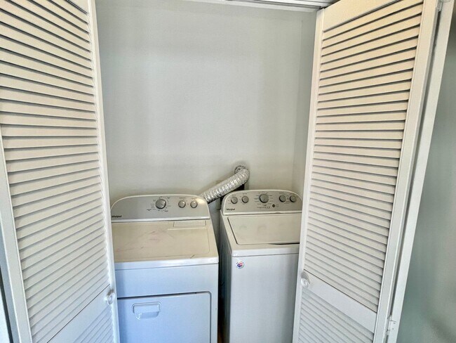 Building Photo - Upstairs Duplex in Southwest Austin!
