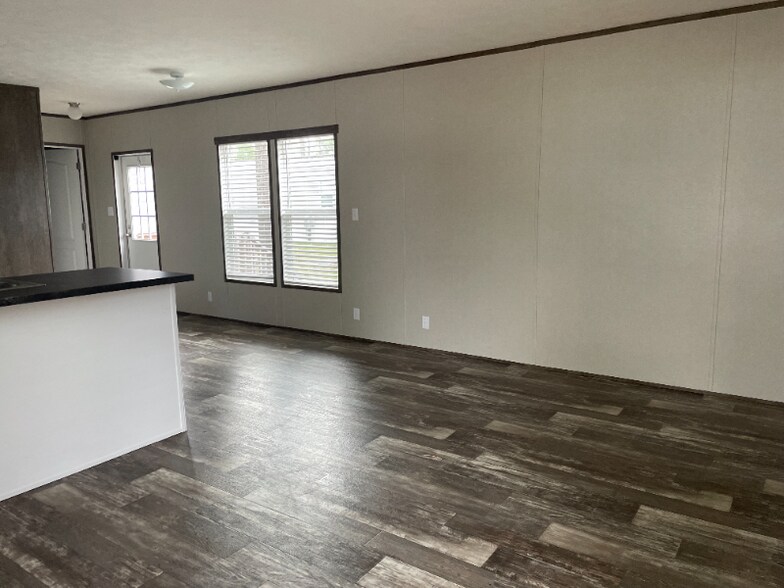 Building Photo - 1000 Pine Tree Cir