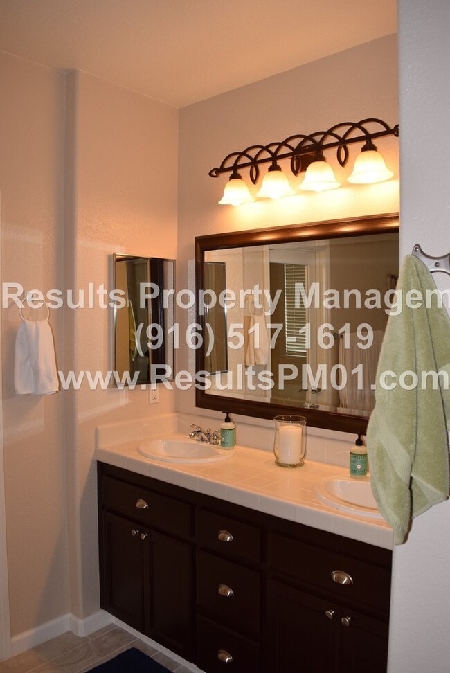 Building Photo - Spacious 3 bedroom Excellent Roseville Loc...