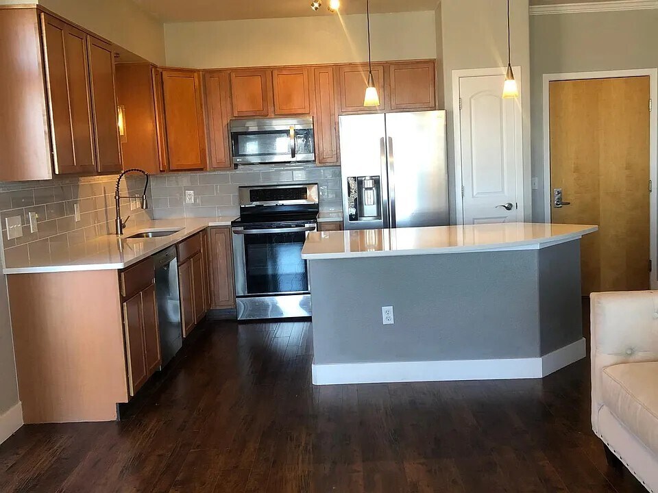 Building Photo - 10184 Park Meadows Dr