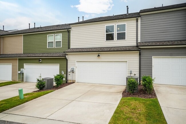 Building Photo - Three Bedroom Home